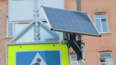 Güneş bataryaları yeni teknoloji nakliyatı .konsept soral enerji yeni teknoloji