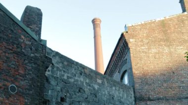 eski fabrika endüstrisi tuğla borular manufactory vintage bahçe grungy.konsept eski manufactory 