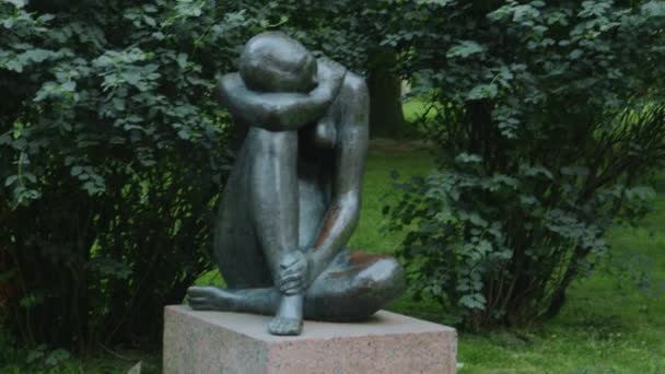 在公园里的一个悲伤的女孩的雕像 — 图库视频影像