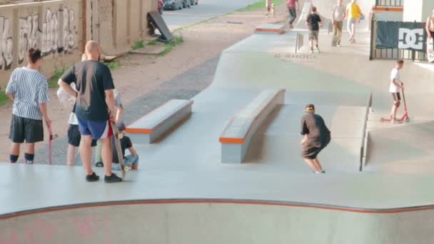 Skate Park Młodzieży Deskorolka Robi Sztuczki Sportowe Styl Życia Concept — Wideo stockowe