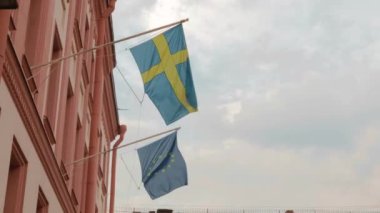 İsveç bayrağı ve Avrupa Birliği rüzgarda dalgalanıyor 