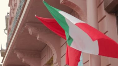 Rüzgarda dalgalanan İtalyan İsviçre bayrağı