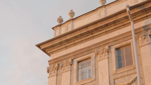 Bella facciata stile architettonico classicismo tramonto — Video Stock