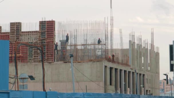 Výstavba vícepodlažních zdí stavebních bednění — Stock video