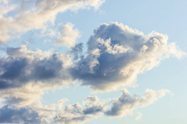 Büyük bulutlu mavi bulutlar arka planda .konsept hava cenneti