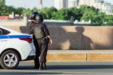 Devriye polislerinin güvenlik araması. Gardiyanların yönünü kontrol et. Konsept arama tespiti.