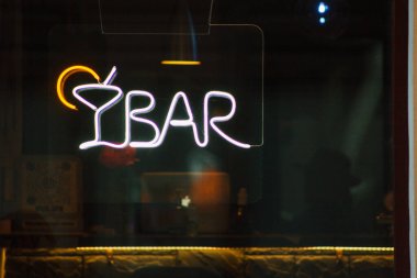 Neon tabelası kokteyl gösterisi kulübü restoranı. Konsept bar cuma eğlencesi rahatlama.