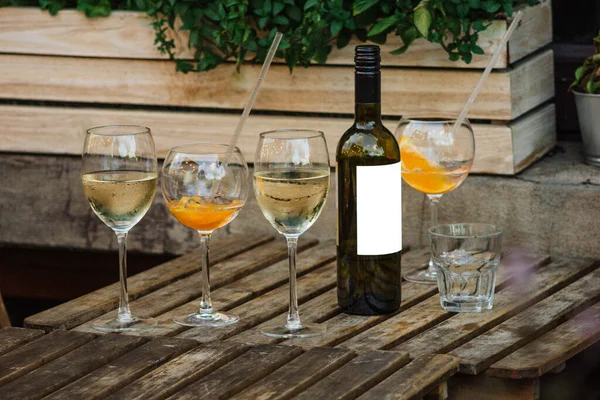 Vier Gläser Wein Und Eine Flasche Auf Dem Tisch Der — Stockfoto