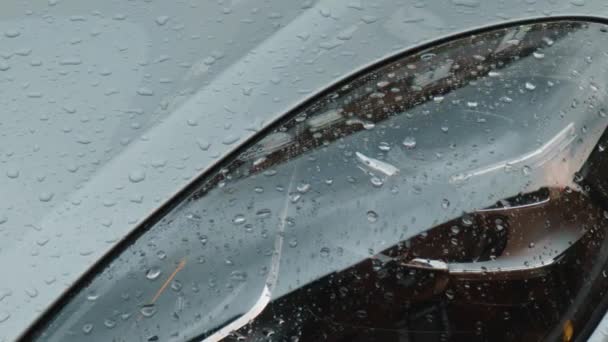 ฝนตกบนไฟหน าของรถ เทาแนวค ดสภาพอากาศฝนเป — วีดีโอสต็อก