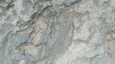 Doğadaki mermer desenli kaya işlenmemiş yaban hayatı. Konsept dokular desen 