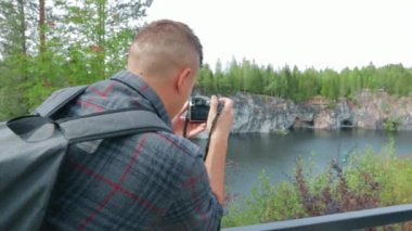 Fotoğrafçı gezgin dağ kanyonu halatla kayma hareketi..