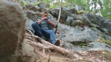 İnsan gezgin orman dağlarında bir durak yaptı. Gezgin şehvetli hareketler. 