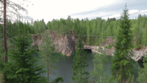 Landschaft Marmor Bergschlucht Ruskeala Norden Klima .dynamische Bewegung nach oben — Stockvideo