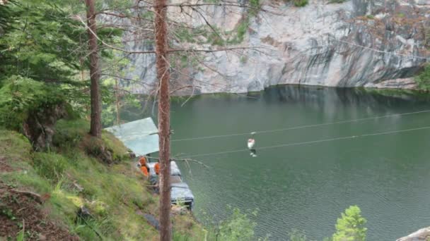 Zip line attractie rotsen canyon meer extreme reizen — Stockvideo