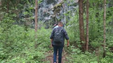  Gezginler dağlara tırmanıyor. Vahşi kuzey ormanlarında yürüyüş yapıyorlar. 