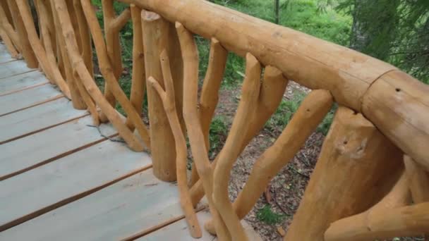 Artesanato artesanal corrimãos de madeira maciça retro — Vídeo de Stock