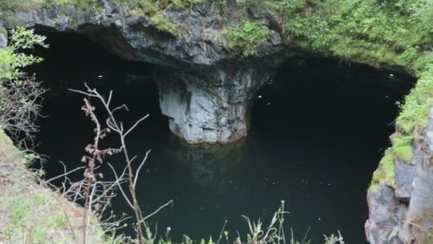 Útes selhání podzemní jezero příroda kaňon horské rezervace — Stock video