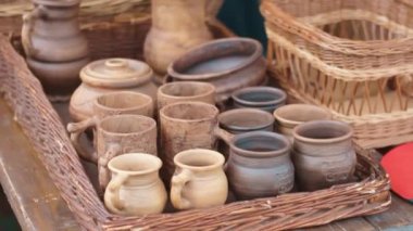 El yapımı kil kaplar tabaklar ortaçağ dekorasyonu. Konsept tarih mutfağı.