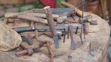 Demirci aletleri antik çekiçler balyoz, keski bıçakları. Antik el yapımı aletler.