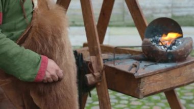 Eski demirci ve demirci boruyu manuel ortaçağ metoduna batırır. Konsept sanatı eski teknolojidir.