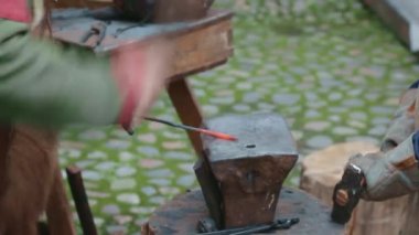 Antik demirci ve çırak çocuk forge.Ortaçağ el emeği. Konsept eğitim geleneği