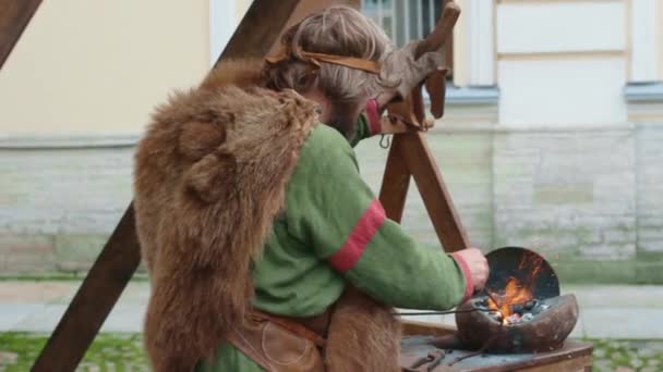 Antigua Forja Herrero Hunde Corneta Manual Medieval Method Concept Artesanía — Vídeo de stock