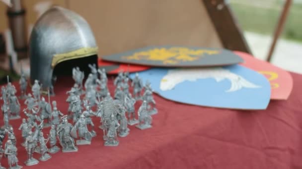 中世纪数字士兵头盔盾牌儿童玩具系列手工制作的概念历史游戏玩具 — 图库视频影像