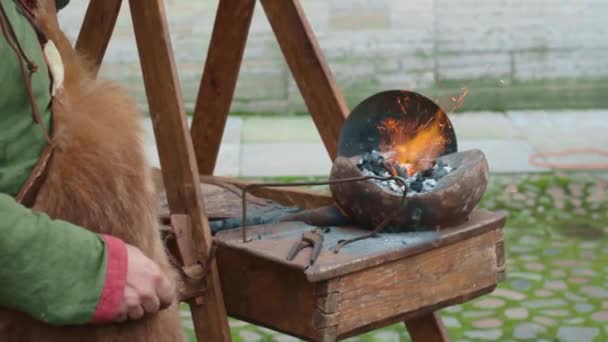 Starověký Kovář Kovář Potopí Trubku Ruční Středověké Metody Concept Řemeslo — Stock video