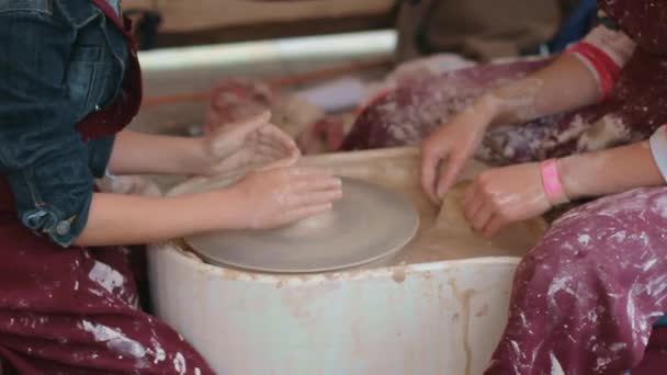 Potter Dan Muridnya Membuat Pot Dari Clay Concept Guru Dan — Stok Video