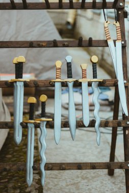 Bıçaklar ortaçağ çocuklarına özel oyuncak kalkanları. Orta çağ konsepti.