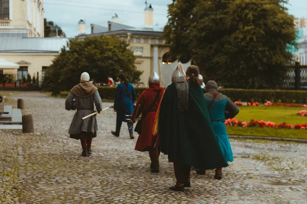 Ortaçağ şövalyeleri savaş sarayı muhafızlarına gider. 