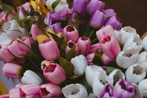 букет цветов тюльпанов разноцветный фон свежий gift.concept цветочный магазин