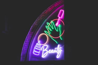 Vitrinde güzellik tırnağı stüdyo salonu. Konsept reklam güzellik salonu. 