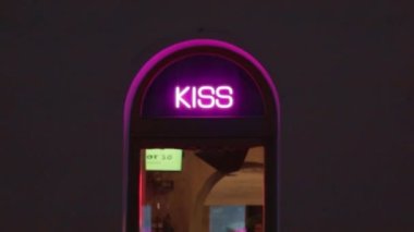 Neon tabelası parti dansı seks eğlencesi vitrinleri. Konsept reklam kulübü.