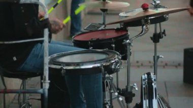 davulcu zilleri çalar Tom bas davul snare hi-hat.konsept müzik sokak