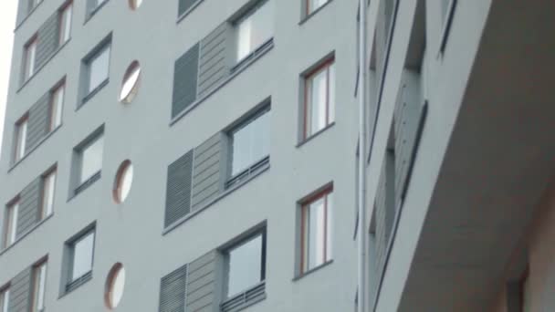 窓の上のグリル建築ミニマリズムの壁のハッチコンセプトスタイルの建築 — ストック動画