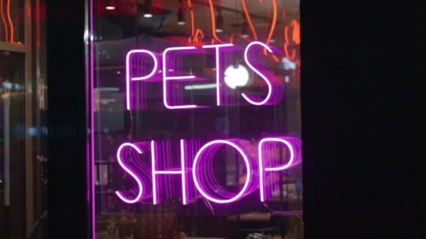 Evcil hayvan dükkanı, kuaför salonu neon tabela penceresi. — Stok video