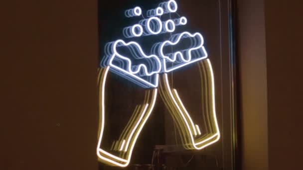 Bira kupası bardakları pencerenin üzerinde neon tabelalar — Stok video