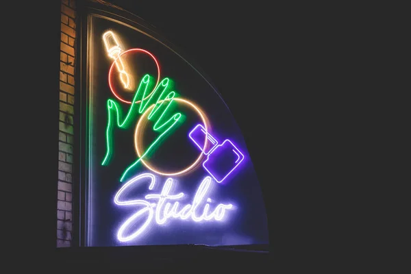 Neon sinal beleza unhas salão de estúdio loja de cosméticos na janela vitrine — Fotografia de Stock
