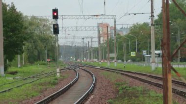 Demiryolu rayları trafik ışıkları şehir altyapısı elektriği 