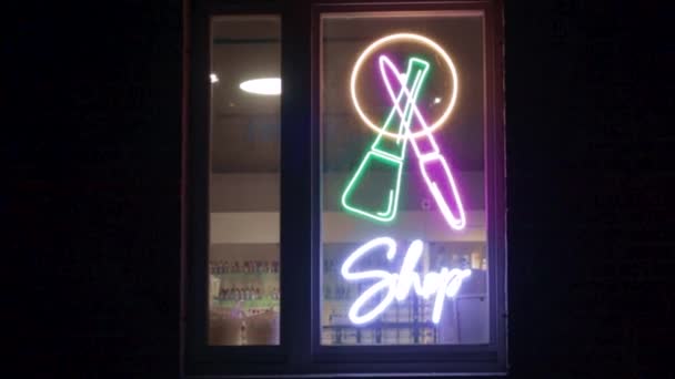 Neon teken schoonheid nagels cosmetische winkel studio salon in etalage — Stockvideo