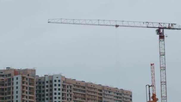 Apartamentos pisos en un edificio en construcción grúas nueva casa — Vídeo de stock