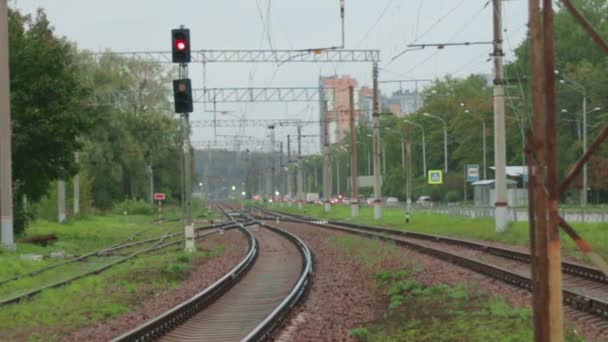 Binari ferroviari semafori infrastruttura urbana elettrico — Video Stock