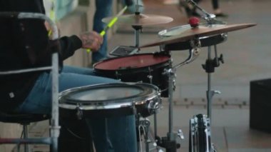 davul seti davulcusu ziller çalar Tom bas davul snare hi-hat çalar