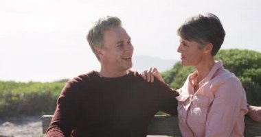 Kafkasyalı çift güneşli bir günde deniz kenarında boş vakit geçirmeyi seviyor. Bir bankta oturuyor ve ağır çekimde konuşuyorlar. Sahilde erken emeklilik.