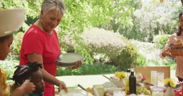 Eine Afroamerikanische Mehrgenerationenfamilie Verbringt Zeit Miteinander Garten Sitzt Einem Esstisch — Stockvideo