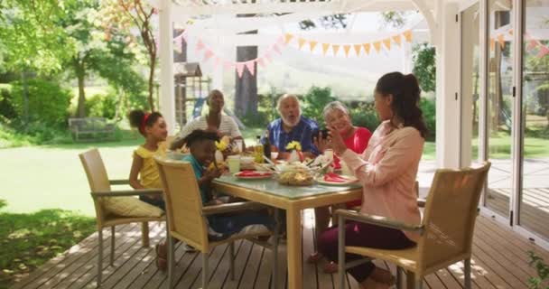 Familia Afroamericana Multigeneracional Pasando Tiempo Jardín Juntos Sentados Una Mesa — Vídeo de stock