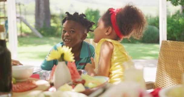 Afroamerikanerin Verbringt Zeit Garten Sitzt Mit Ihrer Familie Esstisch Flüstert — Stockvideo