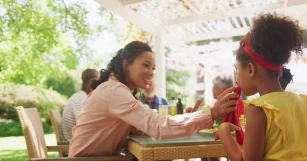 Mujer Afroamericana Pasando Tiempo Jardín Sentada Una Mesa Con Familia — Vídeo de stock