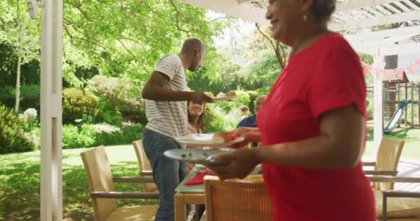 Familia Afroamericana Multigeneracional Pasando Tiempo Jardín Juntos Sentados Una Mesa — Vídeo de stock